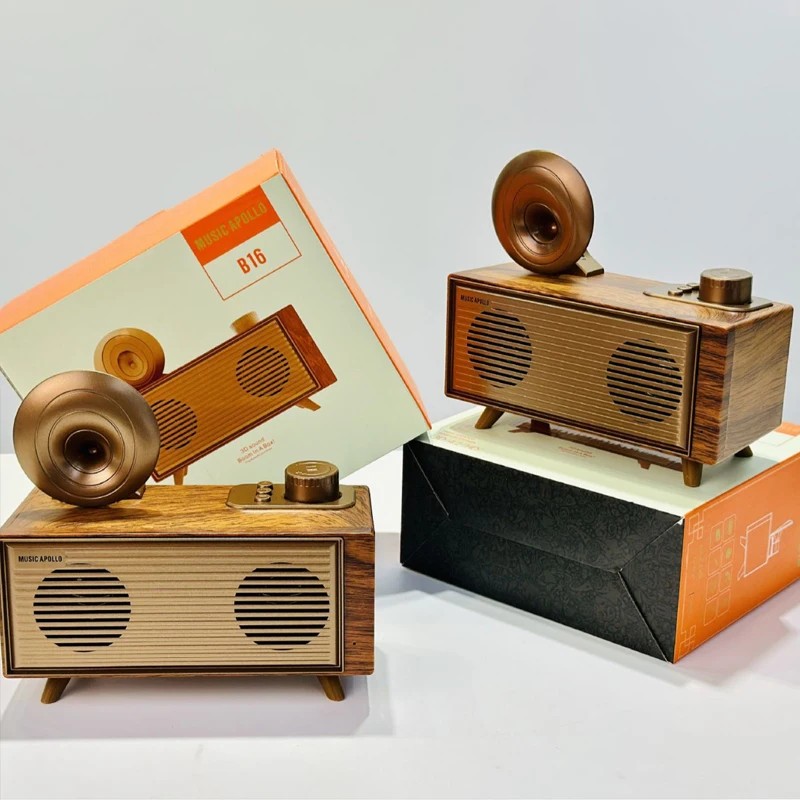 迷你小型旧木制收音机由木头制成复古设计